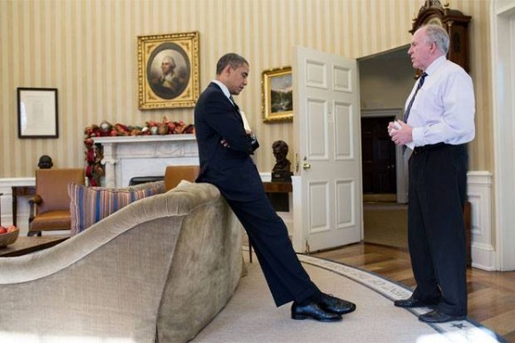 Imagem: OBAMA E ASSESSOR Retrospectiva oficial inclui momento em que Obama soube de massacre