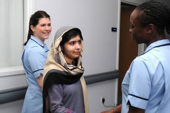 Imagem: PAQUISTAO Jovem paquistanesa ferida por talibãs deixa hospital no Reino Unido