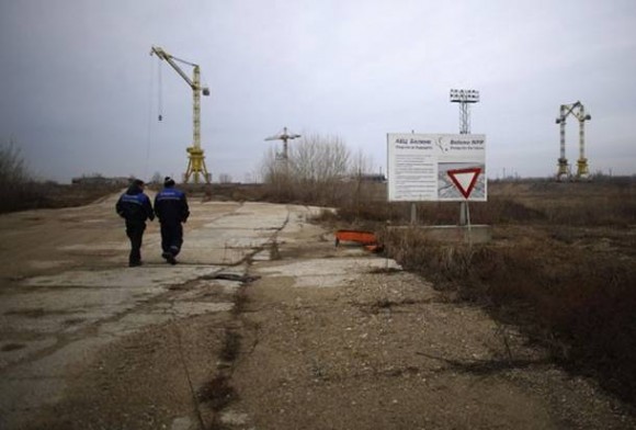 Trabalhadores andam perto do local de construção da segunda usina nuclear da Bulgária, em Belene, no dia 24 de janeiro; população participa de referendo neste domingo (27) sobre a construção (Foto: Stoyan Nenov/Reuters)
