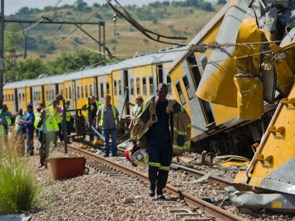 Socorristas trabalham no local do acidente de trem em Attridgeville (Foto: AFP PHOTO / Stringer)