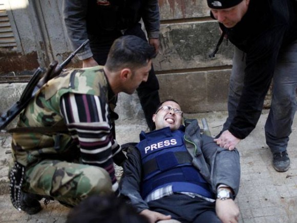 Imagem: TIRO Tiro acerta cinegrafista de agência de notícias na Síria