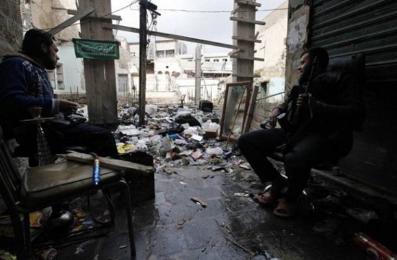 Rebelde sírio em rua devastada pelos combates na cidade de Allepo nesta terça-feira (29) (Foto: AFP)