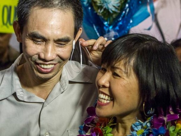 Nguyen Quoc Quan com sua esposa Huong Mai Ngo durante uma coletiva de imprensa (Foto: AP Photo / Ringo H.W. Chiu)