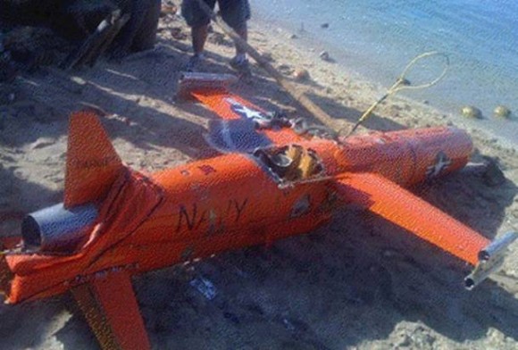Foto mostra drone americano encontrado no mar nas Filipinas (Foto: AP)