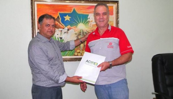 Imagem: edson e luizão Novo presidente recebe prestação de contas da ACIR