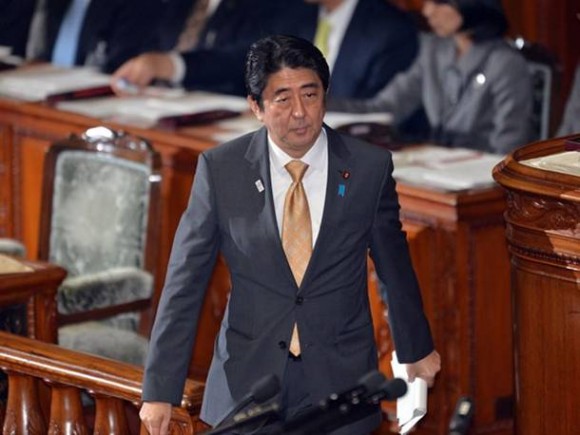 O premiê Shinzo Abe fala sobre a constituição japonesa no parlamento nesta quinta-feira (31) (Foto: Yoshikazu Tsuno/AFP)