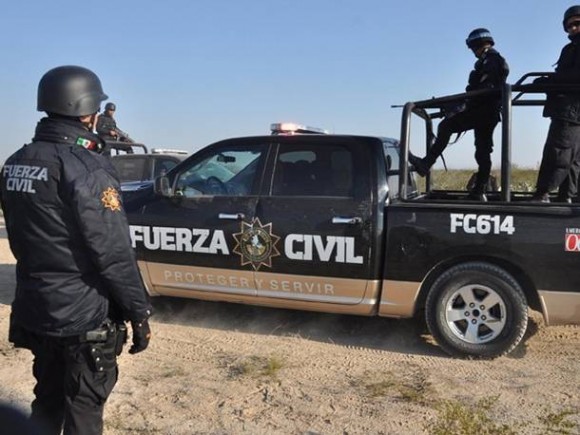 Policiais mexicanos em trabalho de busca de membros desaparecidos da banda Kombo Kolombia (Foto: AP/Emilio Vazquez)