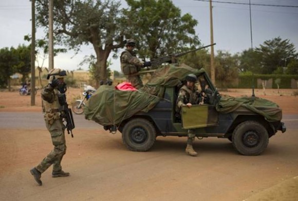 Soldados franceses chegam à cidade de Sevare, no norte do Mali, nesta sexta-feira (25) (Foto: Thibault Camus/AP)