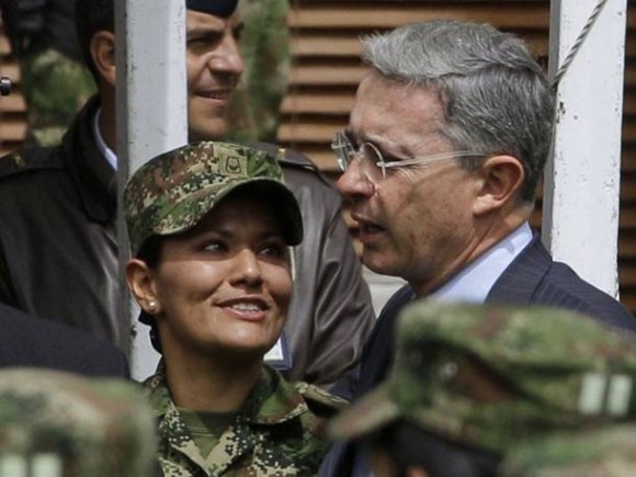 O presidente da Colômbia, Álvaro Uribe, com militares durante cerimônia em Bogotá em 2010 (Foto: AP)