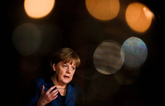 A chanceler da Alemanha, Angela Merkel, discursa em cerimônia em Berlim (Foto: Thomas Peter/Reuters)
