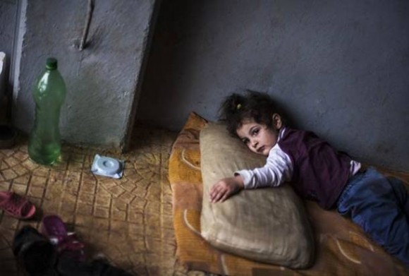 Menina refugiada síria em campo na fronteira com a Turquia, perto da vida de Azaz, em foto de 2012 (Foto: Manu Brabo/AP)