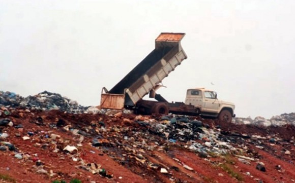 Caminhão da Máxima Ambiental foi flagrado despejando material hospitalar no aterro de Cuiabá - Foto: E.T/ Navegador MT