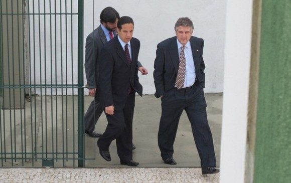 Paulo Nobre caminha na Academia até a sala de imprensa (Foto: Gustavo Serbonchini)