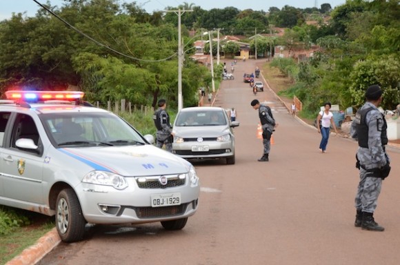 Policiais Militares fazendo abordagem na Vila Operária - Foto: Valei Cordova / AGORA MT