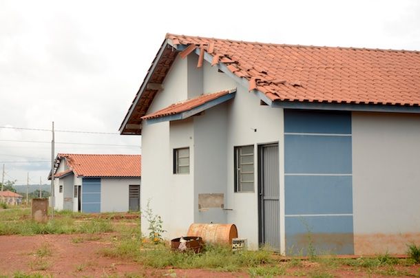 Imagem: Algumas casas já apresentam destelhamento - Foto: Varlei Cordova/AGORA MT