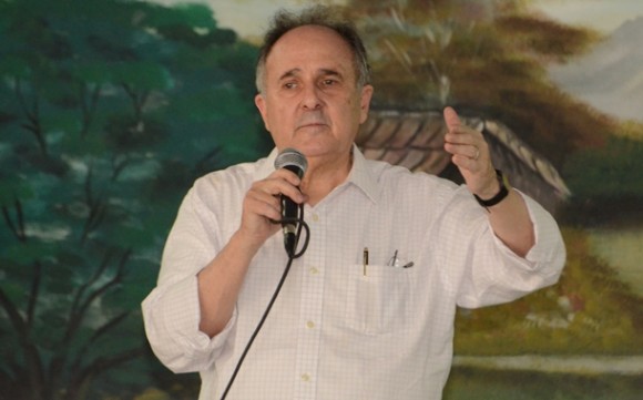 Senador Cristovam Buarque durante palestra em Rondonópolis - Foto: Varlei Cordova/ AGORA MT