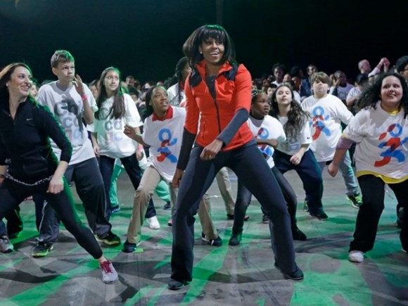 A primeira-dama dos Estados Unidos, Michelle Obama, fez exercícios com crianças de escolas públicas de Chicago nesta quinta-feira (28). A iniciativa partiu de um grande anúncio que ela fez para ajudar a trazer de volta a atividade física para as escolas (Foto: AP Photo / M. Spencer Green)
