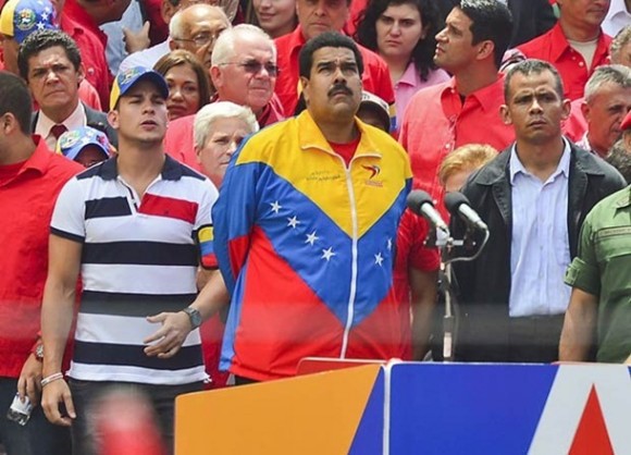 O presidente interino da Venezuela, Nicolás Maduro, discursa após registrar sua candidatura nesta segunda-feira (11) em Caracas (Foto: AFP)