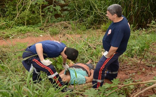 Imagem: Medico do SAMU constatando o homicidio de Fabio Costalongo