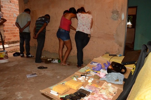 Os quatros acusados ainda dentro da residência - Foto:Ronaldo Teixeira / AGORA MT