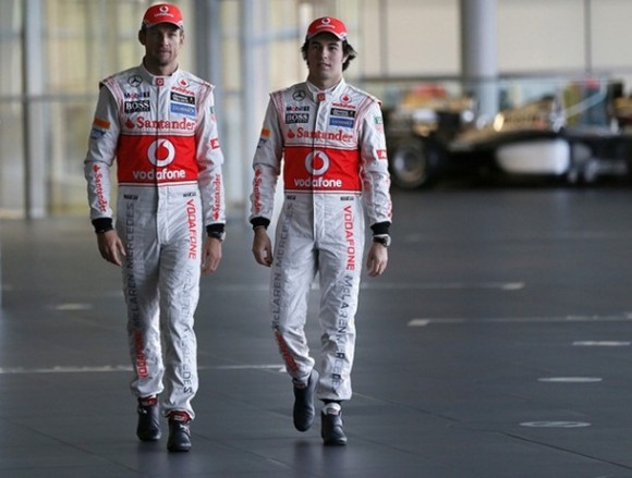 Pilotos da McLaren garantem estar prontos para uma temporada competitiva (Foto: Reuters)