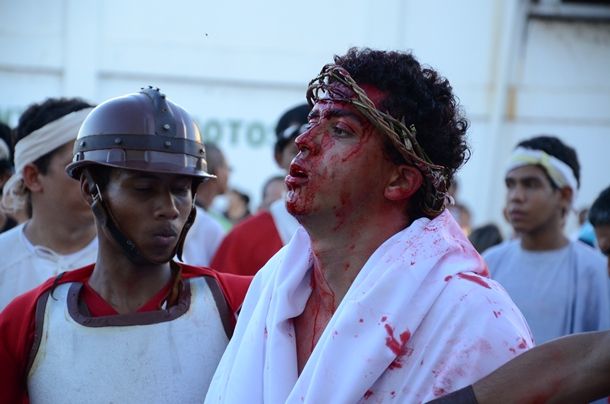 Imagem: Valmir passa um pouco do sofrimento de Jesus - Foto: Ronaldo Teixeira/AGORA MT