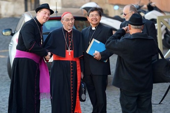 O 'falso bispo Ralph Napierski' (à esquerda) cumprimenta com o cardeal Sergio Sebastiana na chegada da congregação geral desta segunda-feira (4) (Foto: AFP)