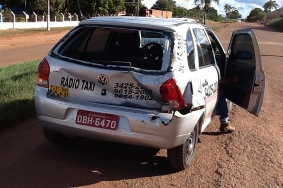 O carro do taxista ficou parcialmente destruído - Foto: Ronaldo Teixeira/AGORA MT