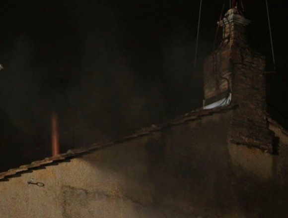 Fumaça preta sai da Capela Sistina na noite desta terça-feira (12) (Foto: Dmitry Lovetsky/AP)