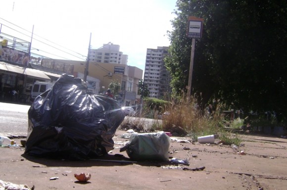 O lixo estava a cerca de um metro da placa do ponto de ônibus - Foto: Wlly Garcês/AGORA MT