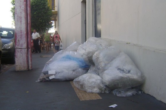 As pessoas disputam com o lixo um lugar  na calçada - Foto: Wlly Garcês/AGORA MT
