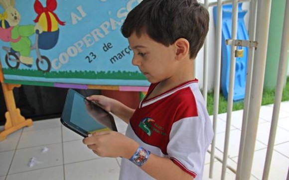 O pequeno Igor mechendo em seu tablet - Foto: Angélica Angeli/ correspondente