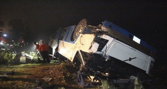 Destroços do ônibus acidentado na noite deste sábado (30) no estado americano de Veracruz (Foto: Reuters)