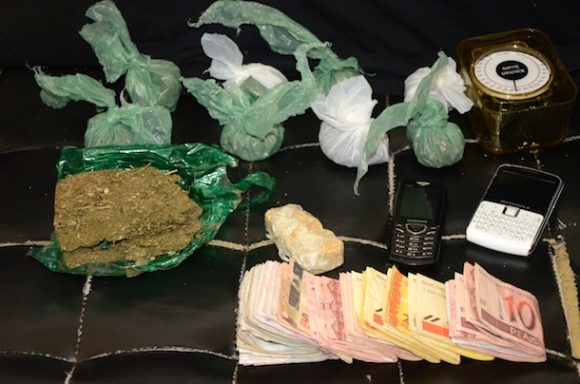 Objetos, dinheiro e droga apreendida na casa de Evanilda - Foto: Varlei Cordova / AGORA MT
