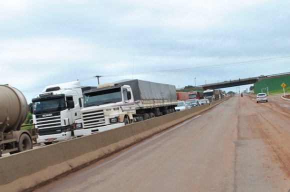 Congestionamento  já chegou até o viaduto - Foto: Wlly Garcês / AGORA MT