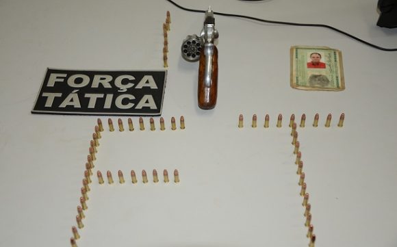 Arma e munições apreendidas-Foto:Varlei Cordova/AGORA MT