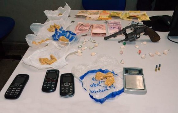 Drogas, arma e celulares, muito dinheiro e um carro foram apreendidos com os suspeitos - Foto: Ricardo Costa / AGORA MT