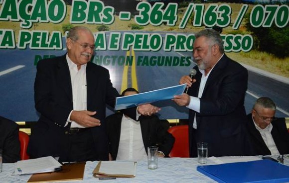 Momento em que Percival fez a entrega do projeto ao ministro - Foto: Ricardo Costa / AGORA MT