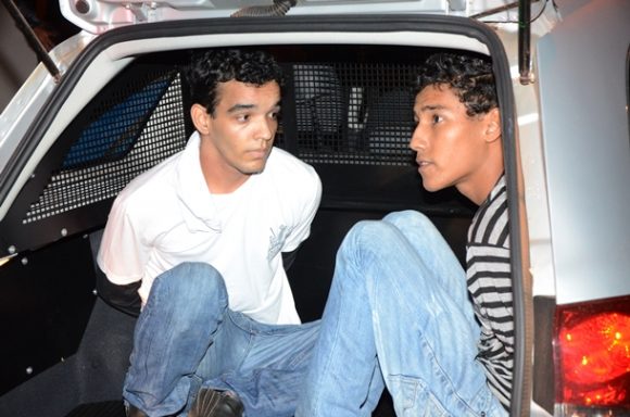 Anderson Soares Dantas, 20 anos e Jonathan Martins da Silva, 20 anos, foram presos na noite de ontem (16) na Vila Aurora-Foto:Varlei Cordova/AGORA MT
