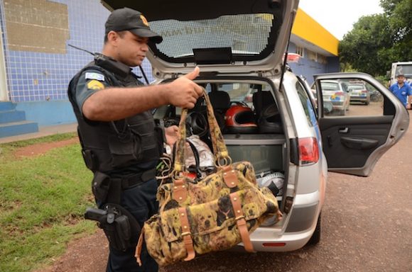 Policial com a bolsa roubada ainda esta manhã-Foto:Varlei Cordova/AGORA MT