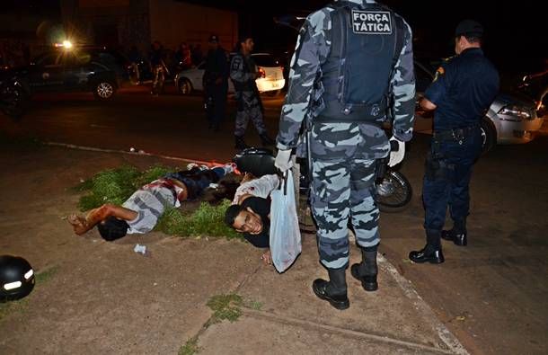 Imagem: Policial observa os marginais caídos - Foto: Ricardo Costa / AGORA MT