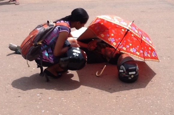 Populares tentam proteger vítima do sol- Foto: AGORAMT