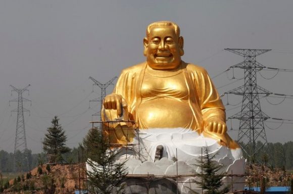 Estátua construída em parque de diversões em Luoyang, na China, com o corpo de Buda e cabeça do proprietário do parque (Foto: Reuters)