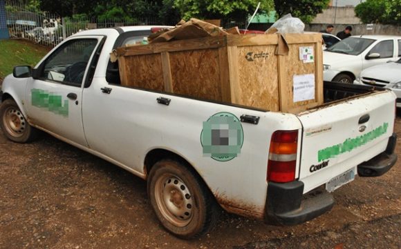 Veículo apreendido com material que seria depositado em área verde. Foto: Ronaldo Teixeira/AGORA MT