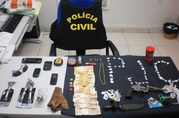 71 trouxinhas de pasta-base de cocaína, 1 revólver calibre 38, 5 munições do mesmo calibre, apetrechos e objetos furtados ou roubados firam encontrados na casa-Foto: Assessoria