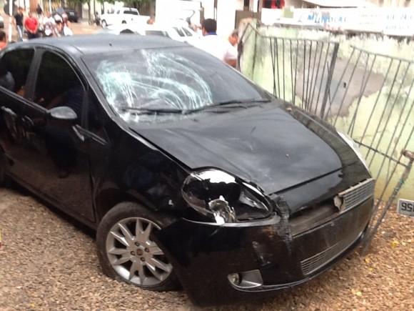 Carro que se envolve no acidente, chegou a atingir uma casa - Foto: Ronaldo Teixeira / AGORA MT