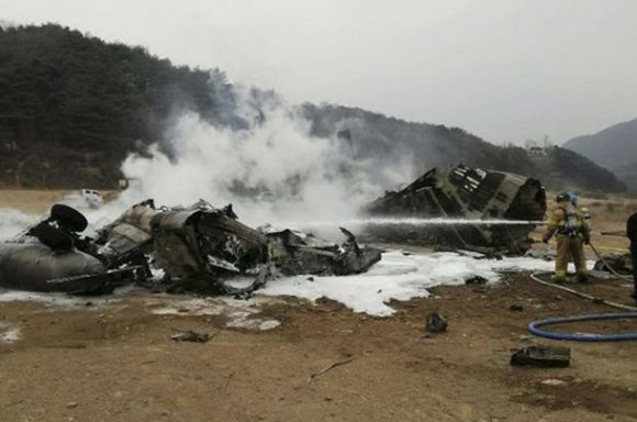 Helicóptero da Marinha dos Estados Unidos pegou fogo após cair durante exercício militar na fronteira com a Coreia do Norte. Os 21 militares a bordo escaparam ilesos do acidente -  Foto: AP