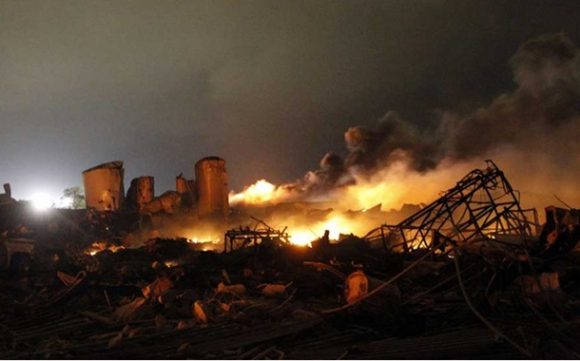 Explosão e fogo destruíram fábrica e vários imóveis em West, no Texas - Foto: Mike Stone / Reuters