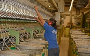 Mulher trabalhando em indústria de Rondonópolis - Foto: Ronaldo Teixeira / AGORA MT