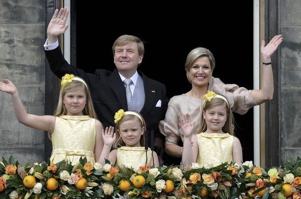 Imagem: O novo rei da Holanda, Willem-Alexander, saúda a multidão no Palácio Real, ao lado de sua mulher, Máxima, e suas filhas Catharina-Amalia (esq.), Alexia (dir.) Ariane (centro) (Foto: Reuters)
